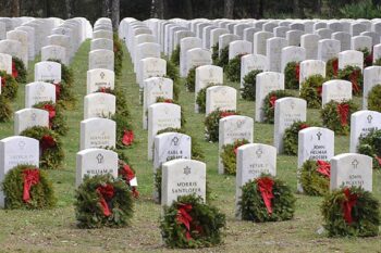 holiday-wreath-laying