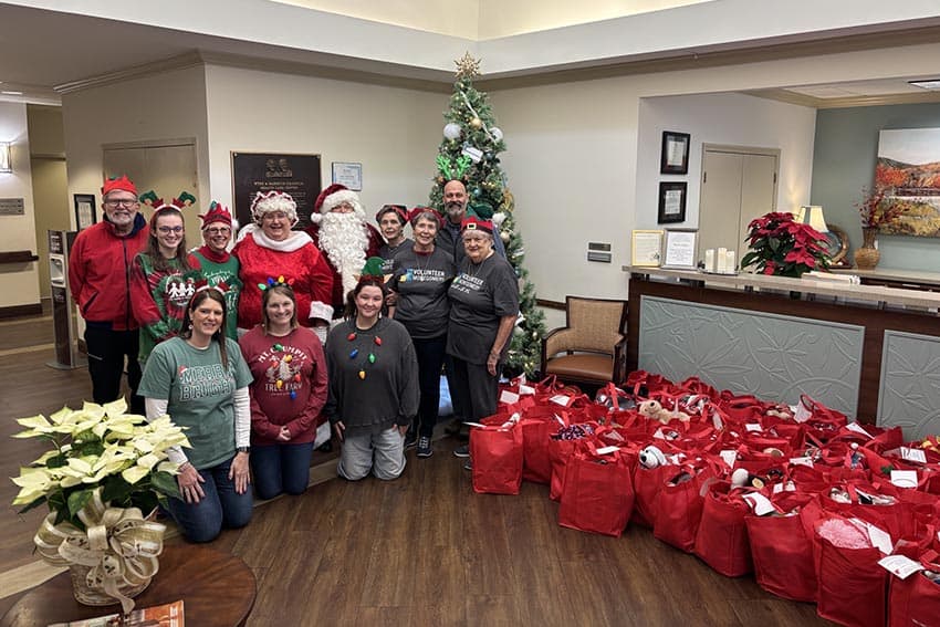 Volunteer Montgomery Delivers Holiday Tote Bags