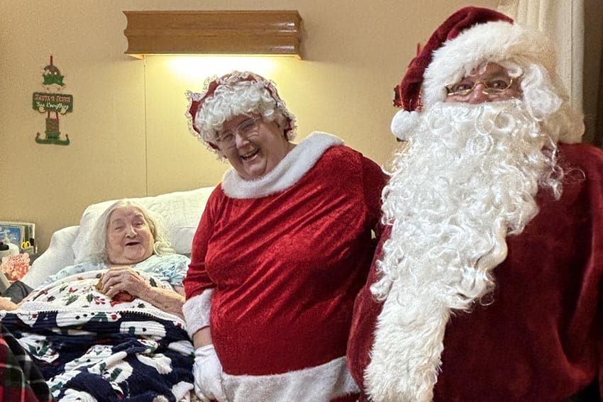 Volunteer Montgomery Delivers Holiday Tote Bags 2