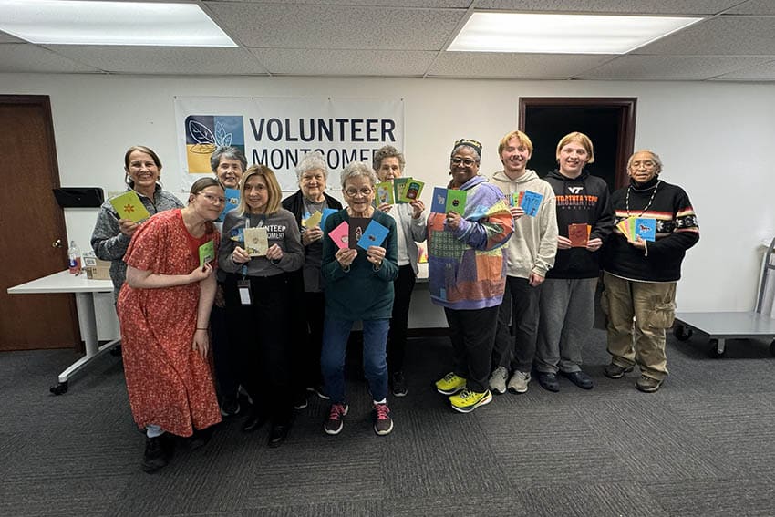 Volunteers make cards for students 3
